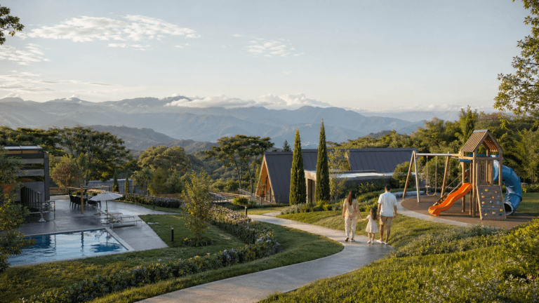 Proyecto campestre en el Eje Cafetero con zonas verdes y vista natural