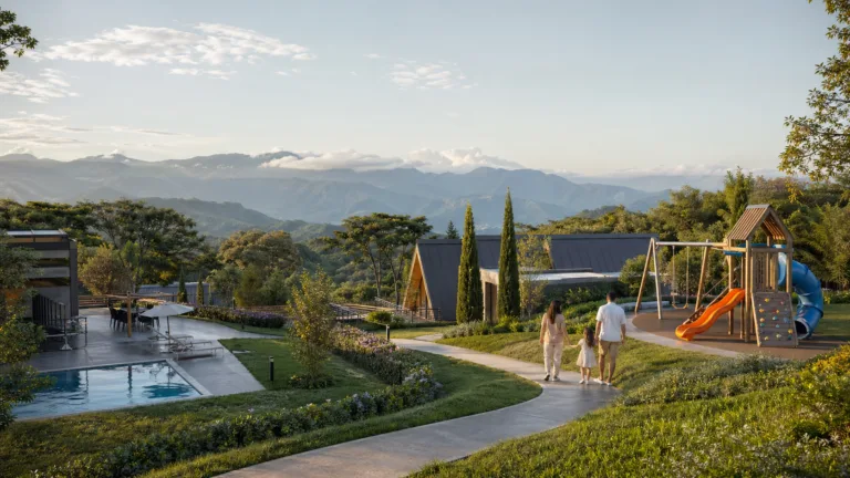 Proyecto campestre en el Eje Cafetero con zonas verdes y vista natural